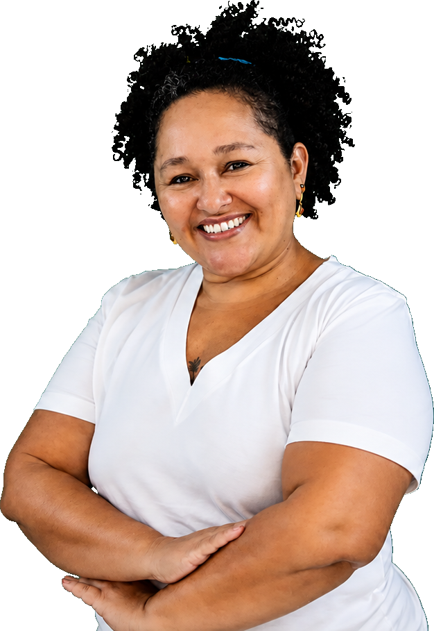 Maria Cleudes sorrindo, de braços cruzados, em retrato oficial da campanha